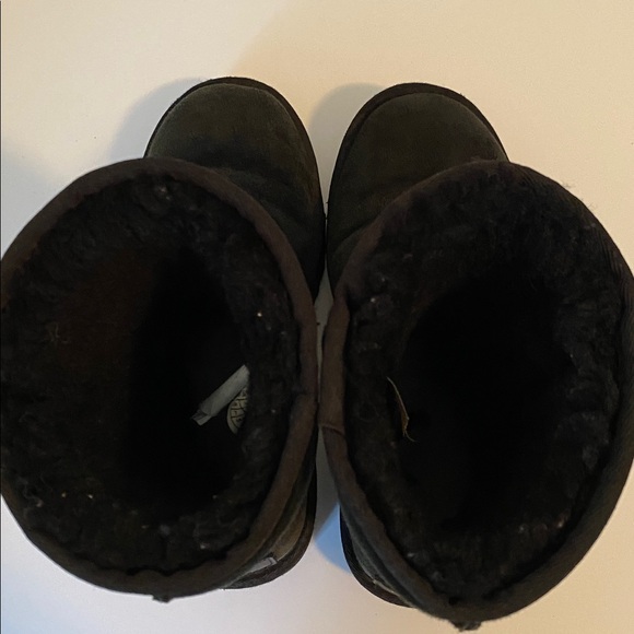 UGG Women’s Classic Short Sheepskin Boots in Black GUC Size 7US - Picture 10 of 14